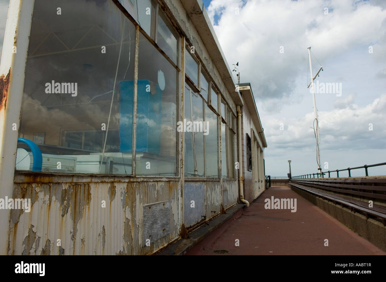 Weathered pierhead cafe' di trattativa, Kent, Inghilterra Foto Stock