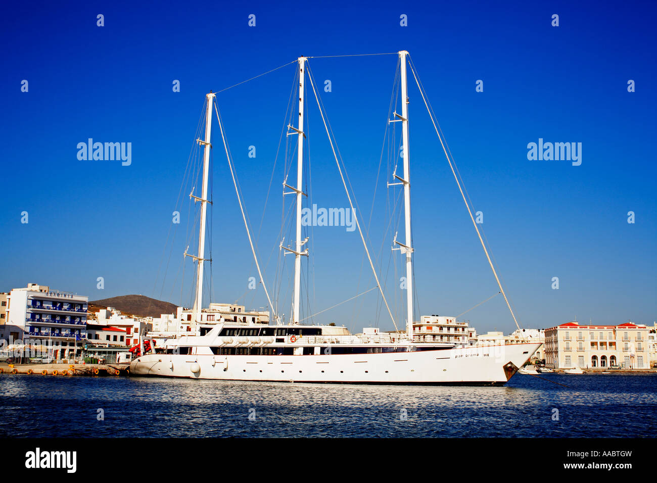 Yacht, porto di Tinos, Grecia Foto Stock