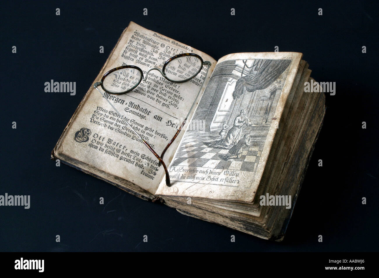 Vecchio libro con gli occhiali Foto Stock