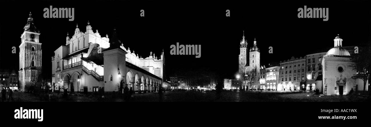 Bianco e nero panorama della piazza principale di Cracovia, in Polonia, a notte Foto Stock