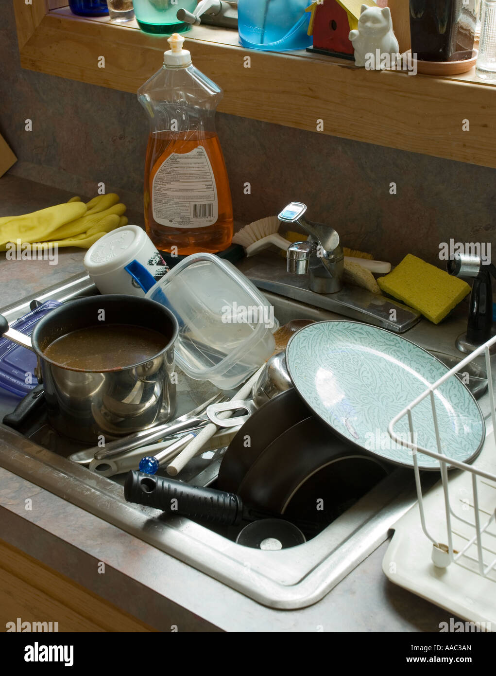 Come pila di piatti sporchi in un lavello da cucina Foto Stock