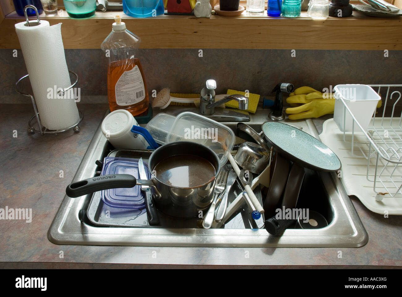 Come pila di piatti sporchi in un lavello da cucina Foto Stock