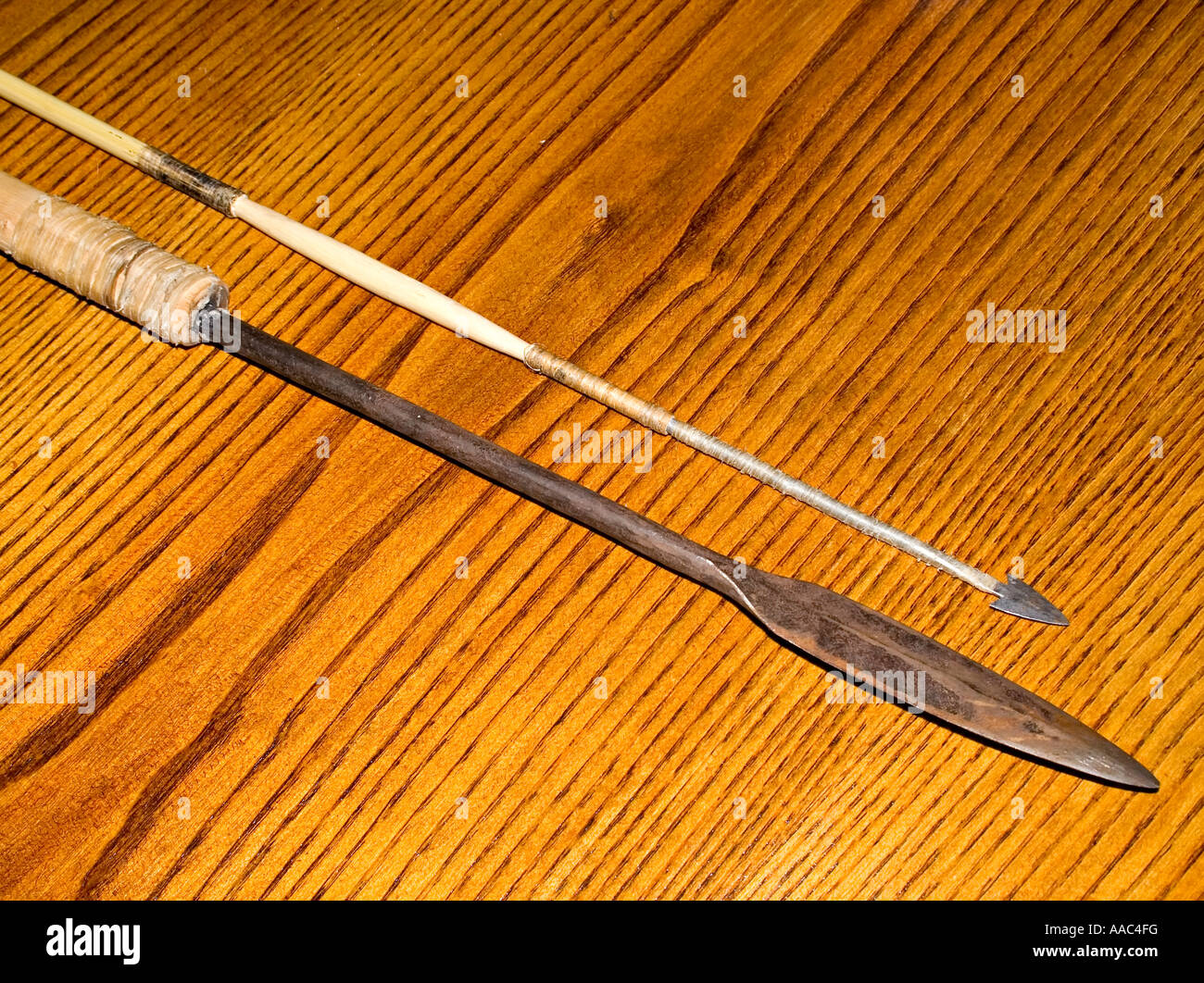 Genuine san bushman lancia e testa di freccia come usato dalla tribù per la caccia nel 2007 Botswana Africa Foto Stock