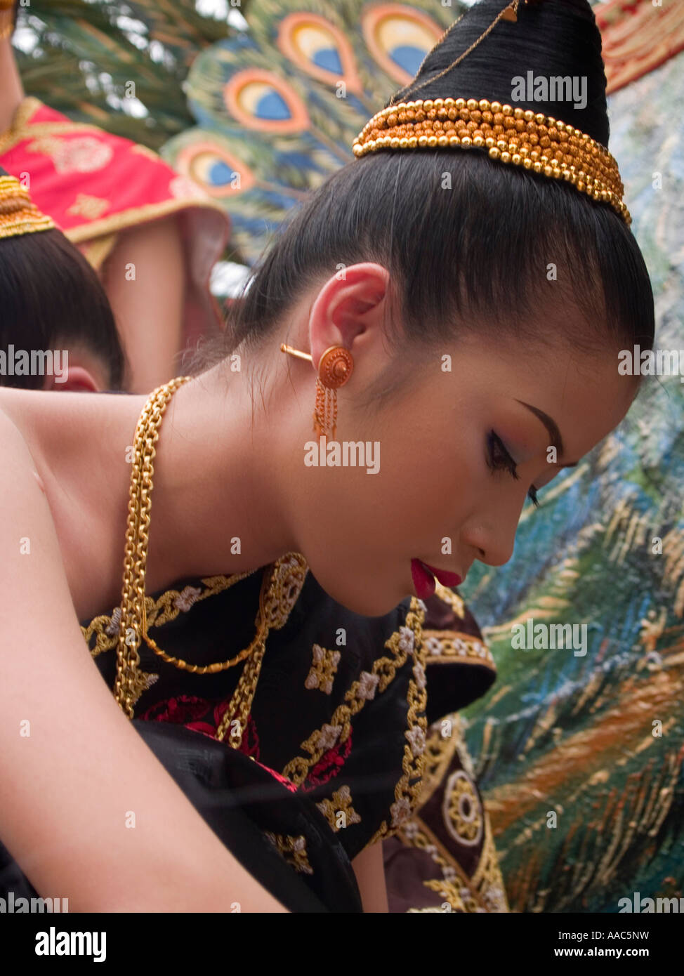 Vista laterale di una bellezza Lao pageant vincitore in abito tradizionale presso il Songkran nuovo anno s Festival Luang Prabang Laos Foto Stock