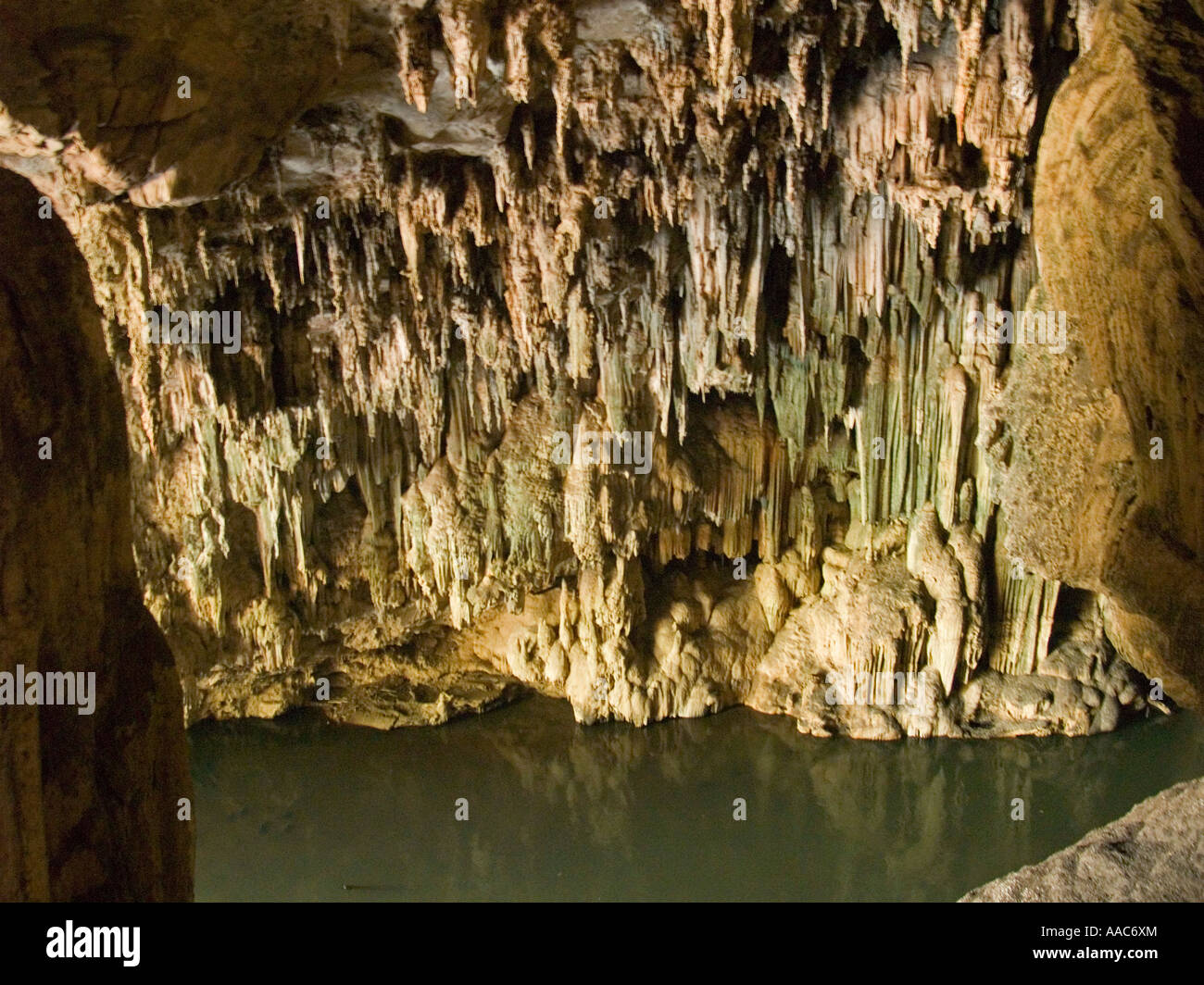 Vista delle formazioni stalagtite all'interno di Tham Lot Grotta della Thailandia Foto Stock