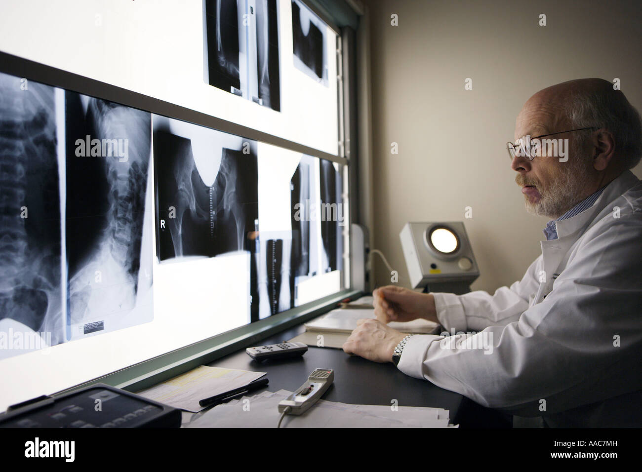 Altona bambini s hospital radiologo durante la valutazione delle radiografie Foto Stock