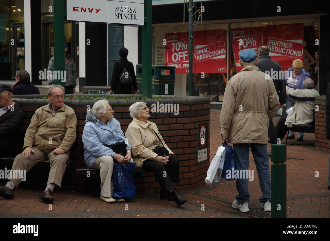 Gli anziani su un banco, Bournemouth Foto Stock