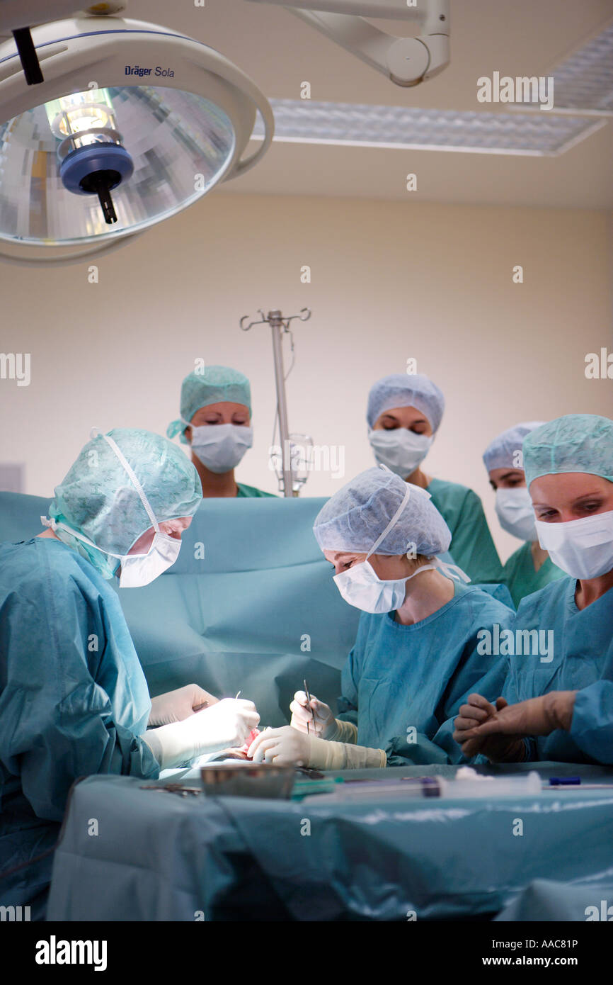 Altona bambini s team ospedaliero di interventi durante un intervento Foto Stock