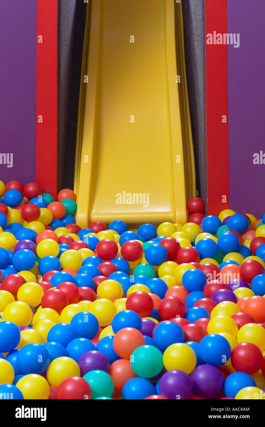 Palla in buca un campo giochi per bambini, STATI UNITI D'AMERICA Foto Stock