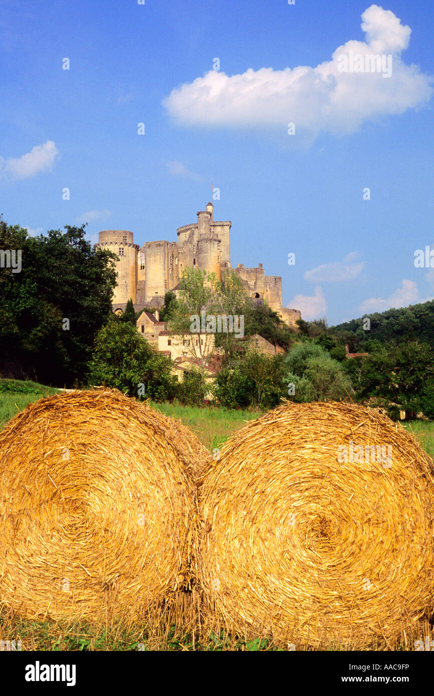 Chateau de Bonaguil vendemmia autunnale. Balle di fieno nel campo. Agricoltura in Francia, Valle della Dordogna Lot et Garonne, Aquitania, Perigord. Foto Stock