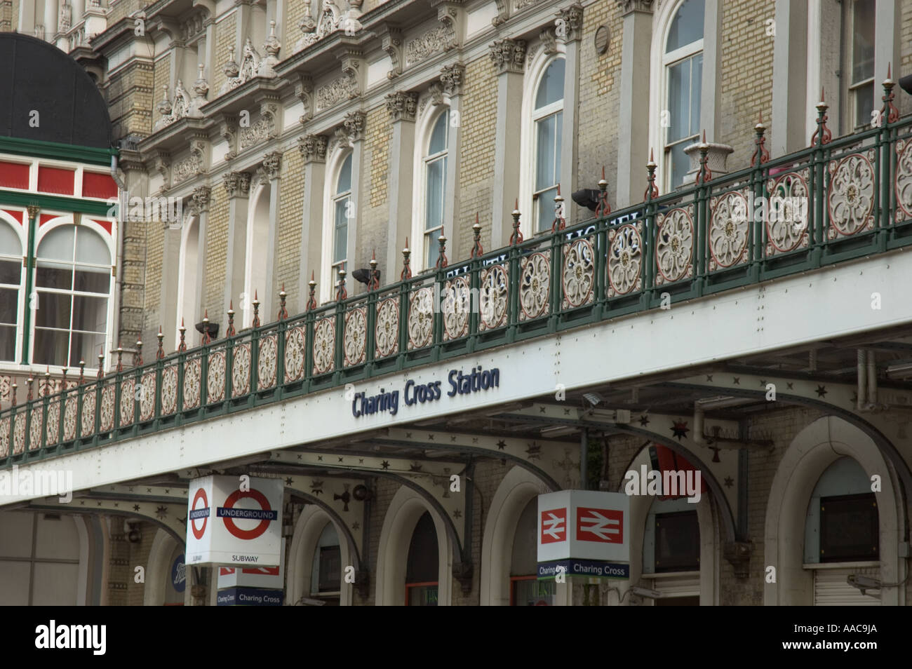 Charing Cross stazione ferroviaria in The Strand London REGNO UNITO Foto Stock