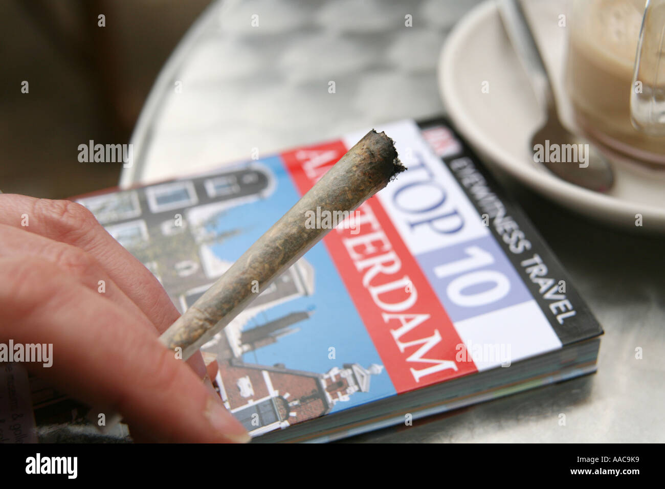 Giovane donna fumare marijuana in un coffee shop in Olanda Foto Stock