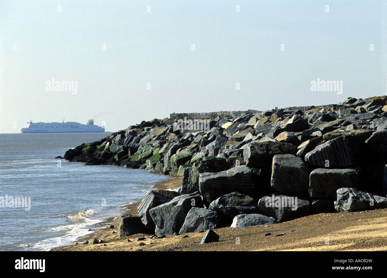 Rocce importate dalla Norvegia di contribuire alla lotta contro l erosione costiera sul fiume Deben a Felixstowe Ferry, Suffolk, Regno Unito. Foto Stock