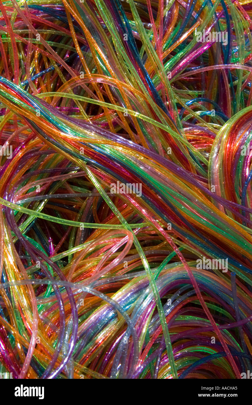 Stringhe di plastica SCOUBIDOU dai colori brillanti utilizzate da bambini e  appassionati di artigianato. Da annodare fare; braccialetti, portachiavi,  collane e altro ancora Foto stock - Alamy
