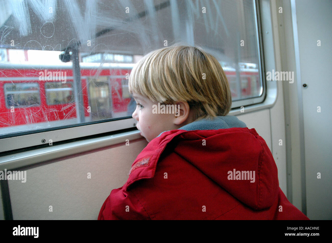 Bambino in ferrovia Foto Stock