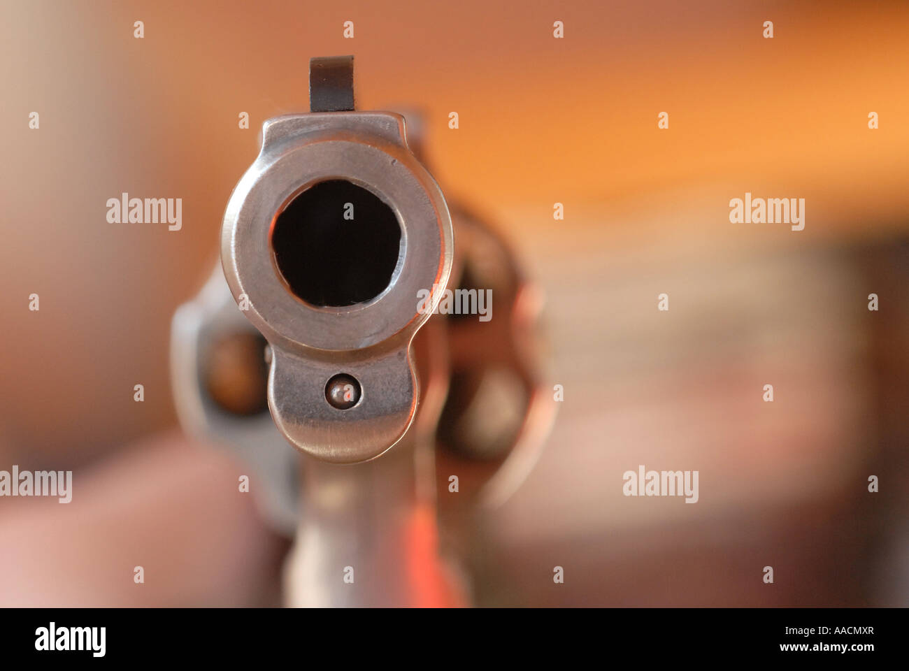 Close-up di Smith & Wesson modello 60 .357 Magnum /.38 special camuso naso-revolver puntato direttamente verso la telecamera Foto Stock