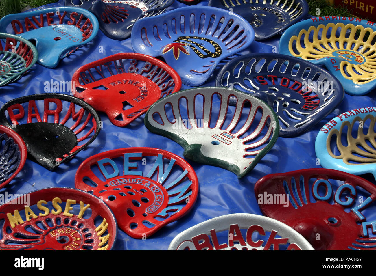 Raccolta delle sedi del trattore recanti i nomi dei produttori Foto Stock