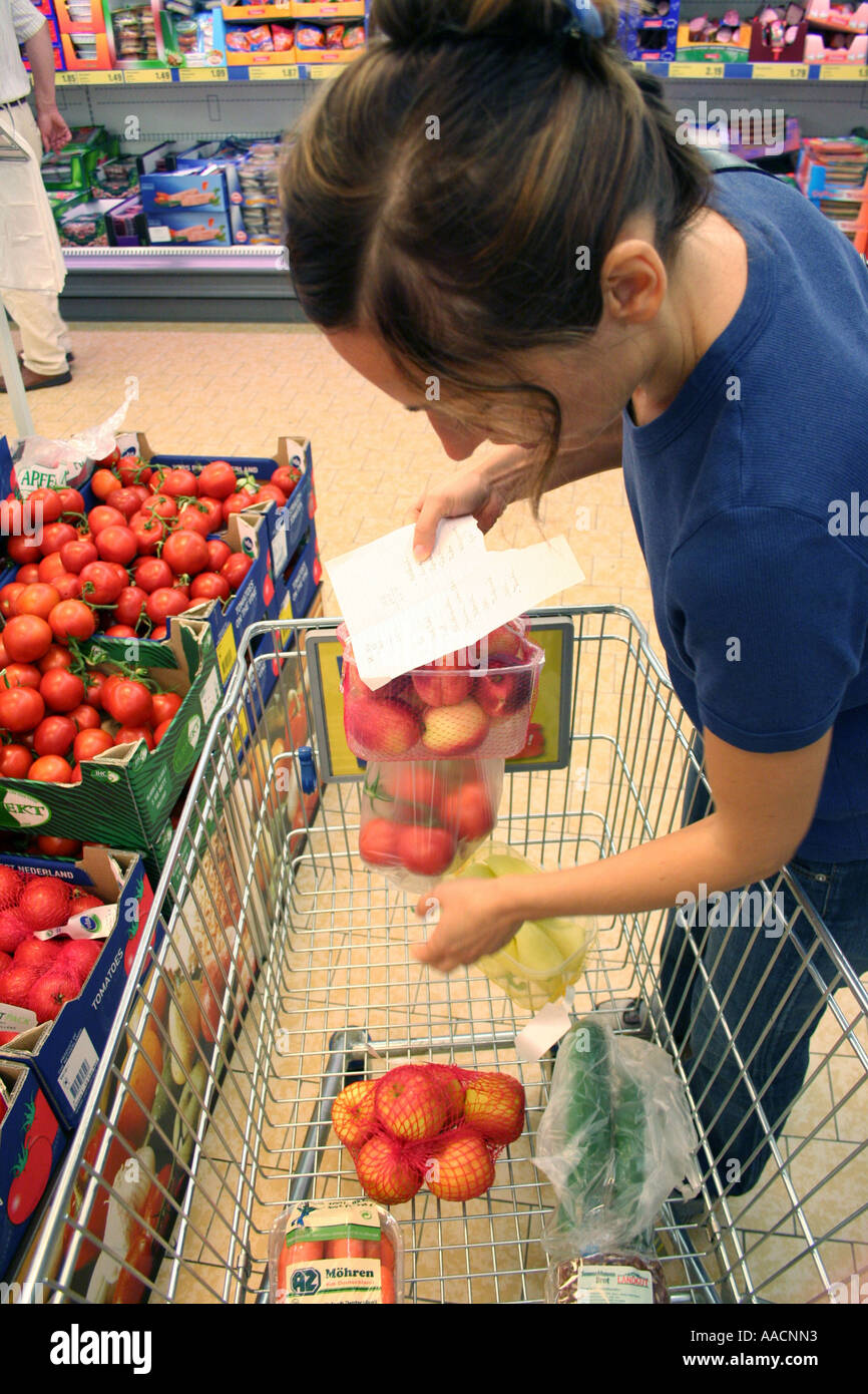 La donna nel supermercato Foto Stock