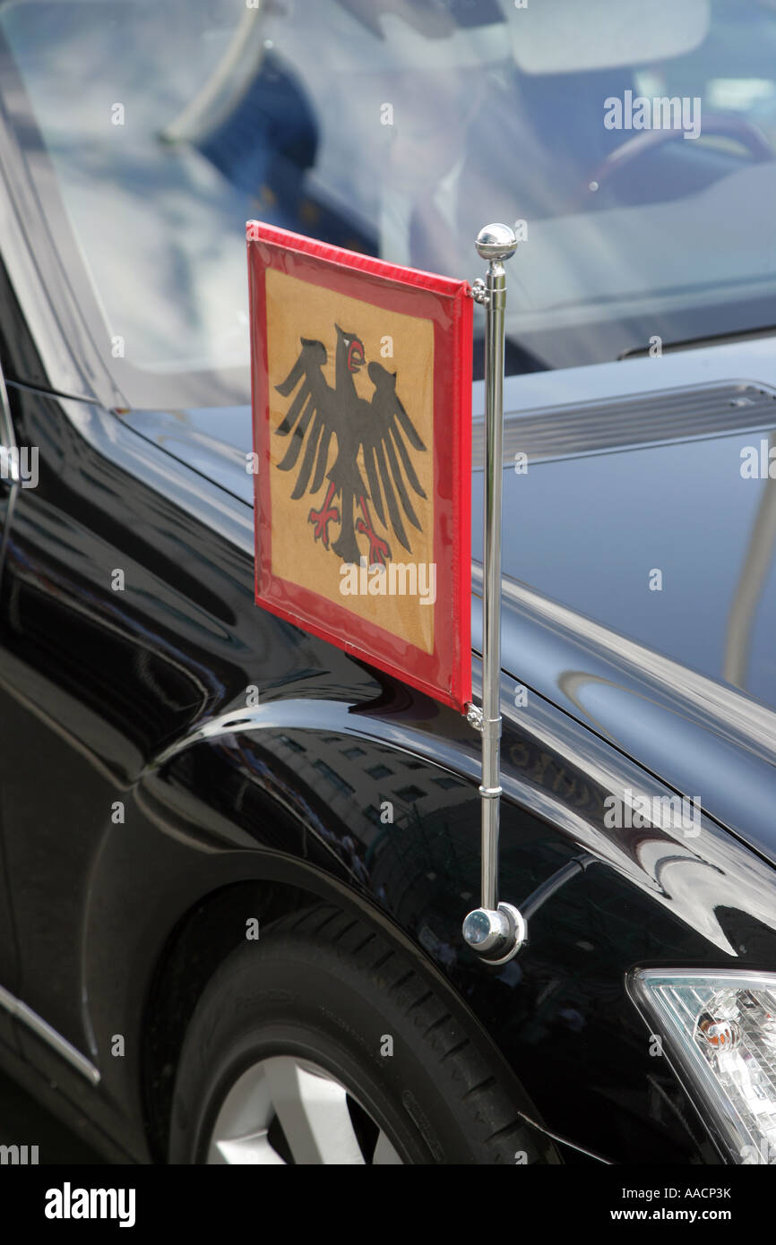La fiamma con l'aquila federale allo stato carrello del Presidente Federale della Germania, Éurope Foto Stock