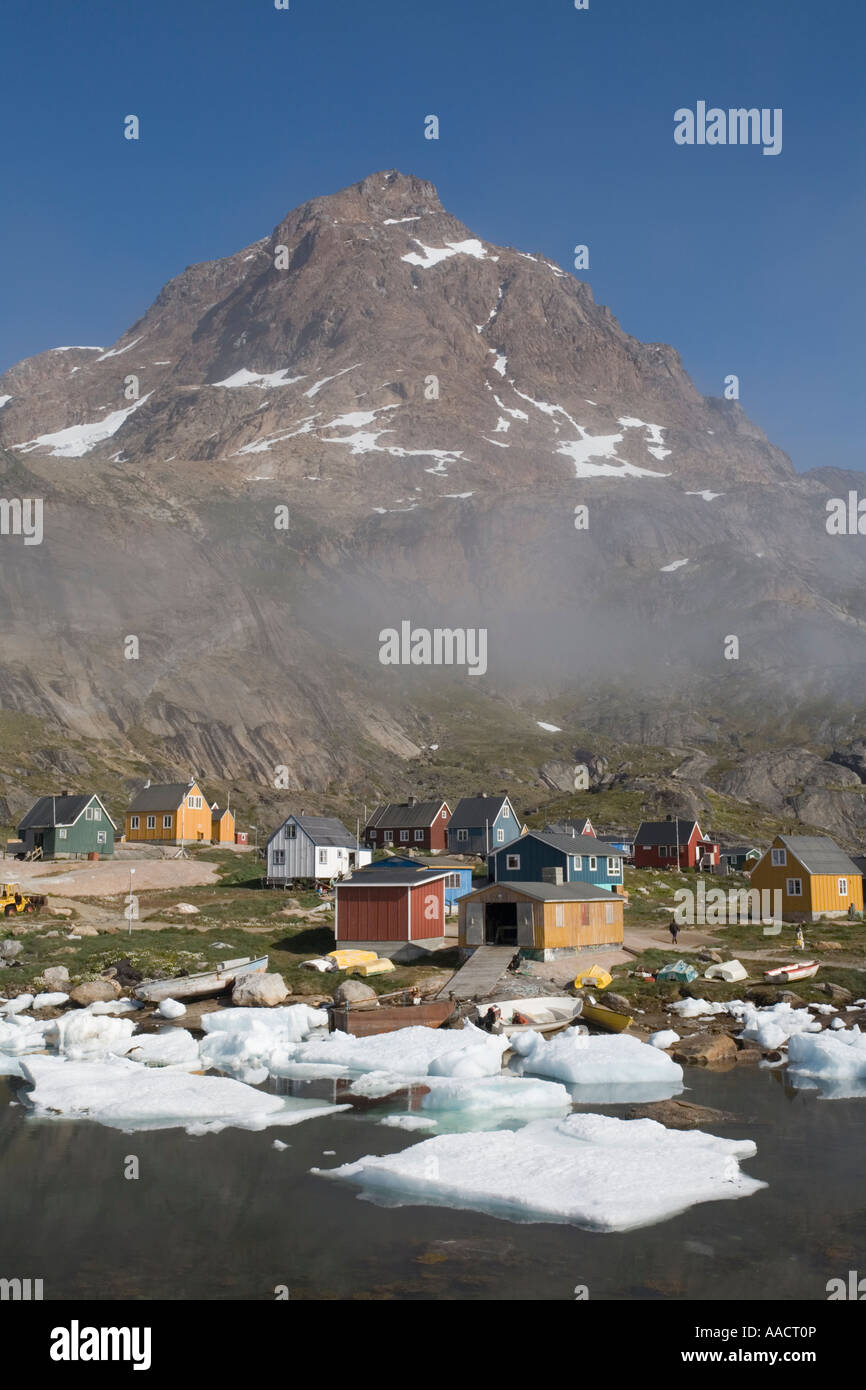 La Groenlandia Aappilattoq nebbia mattutina copre piccoli cottage nel formato nativo di pesca e caccia village Foto Stock