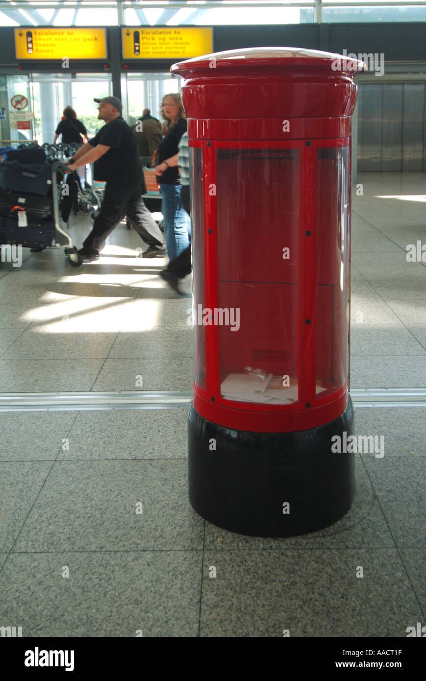 Londra Stansted Aeroporto principale terminal building interior distacco scatola con pareti trasparenti di aiuti il controllo di sicurezza di pacchetti Foto Stock