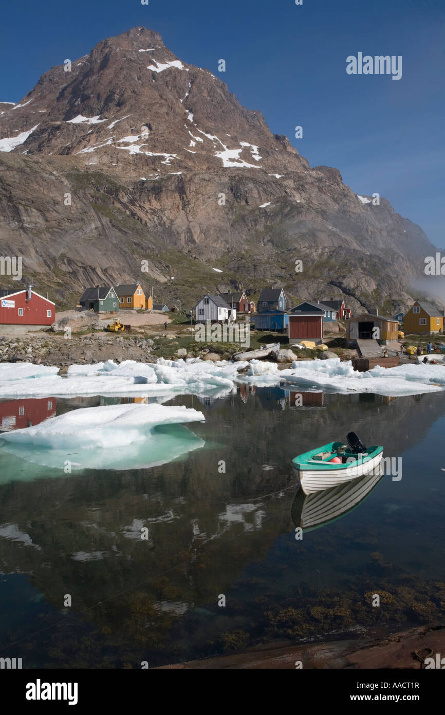 La Groenlandia Aappilattoq nebbia mattutina copre piccoli cottage nel formato nativo di pesca e caccia village Foto Stock