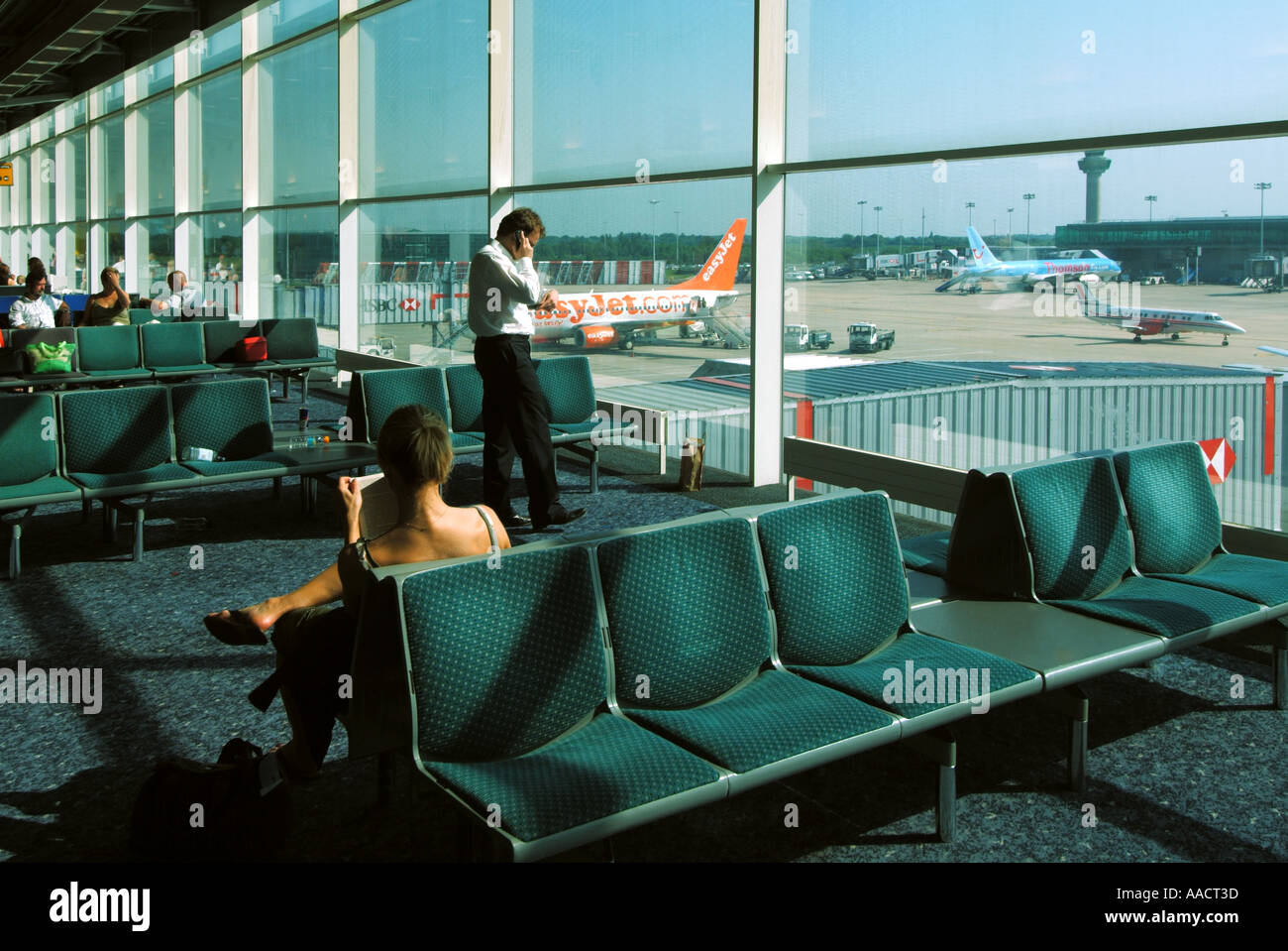Londra Stansted Aeroporto principale terminal building interior lounge di partenza con i passeggeri in attesa di istruzioni di imbarco Foto Stock