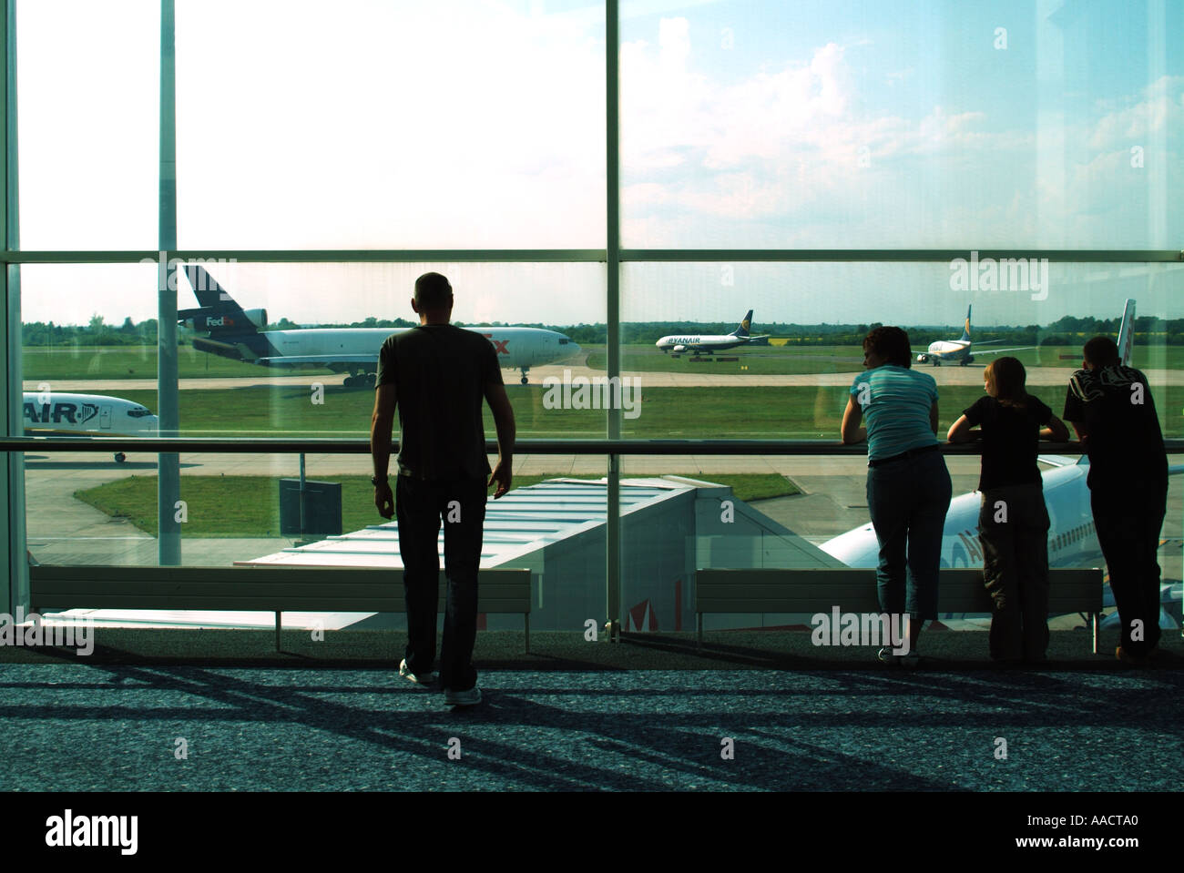 Londra Stansted Airport Lounge di partenza con passeggero in attesa di istruzioni di imbarco Foto Stock