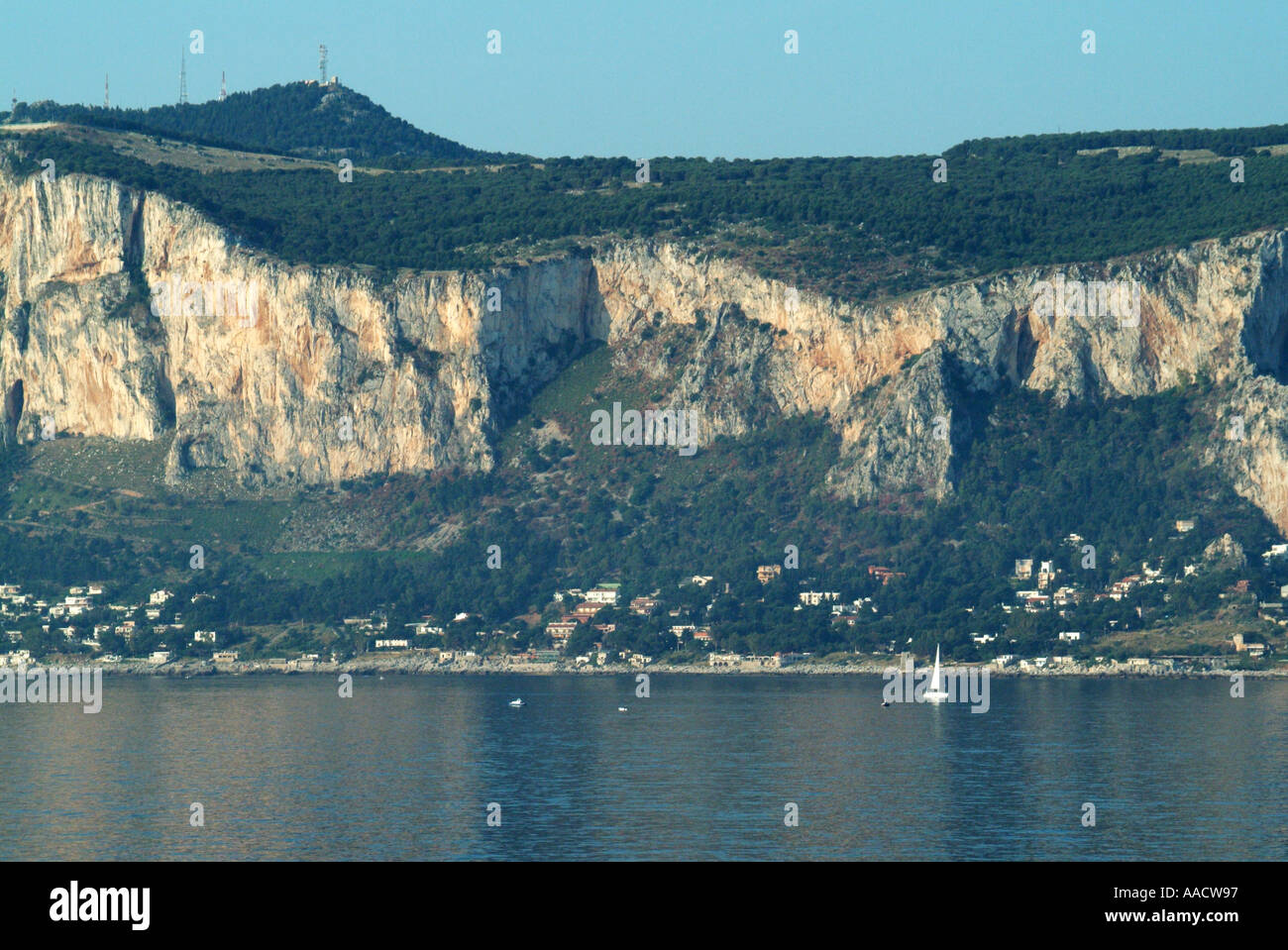 Costa rocciosa al largo della costa della Sicilia nei pressi di Palermo Foto Stock
