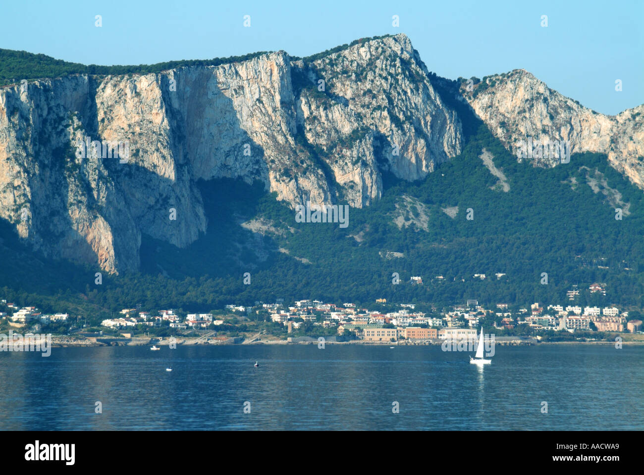 Costa rocciosa al largo della costa della Sicilia nei pressi di Palermo Foto Stock