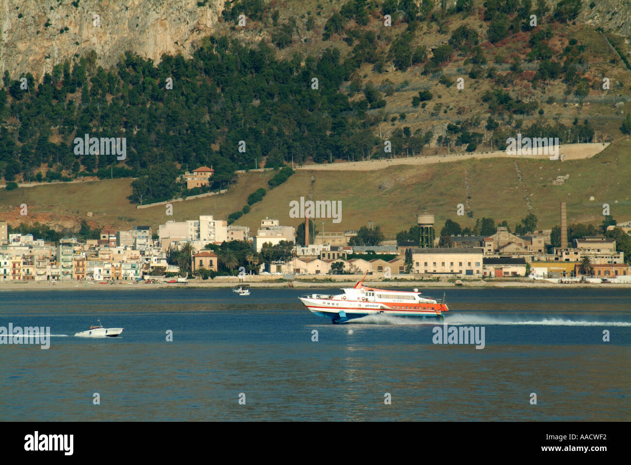 Litorale collinare, al largo della costa della Sicilia nei pressi di Palermo alta traghetto veloce Foto Stock