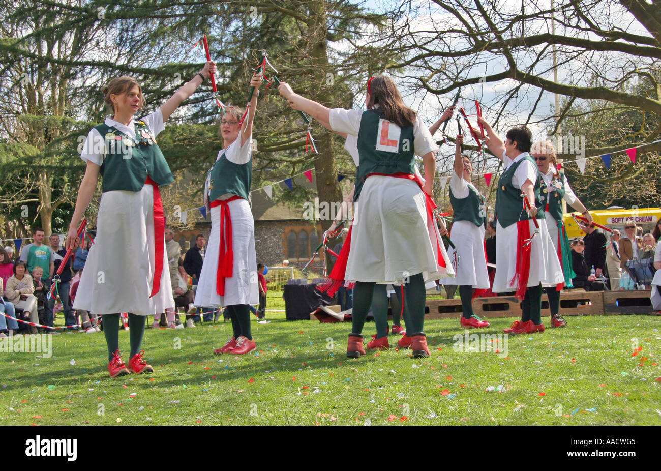 Intasare dancing a livello locale estate fayre Foto Stock