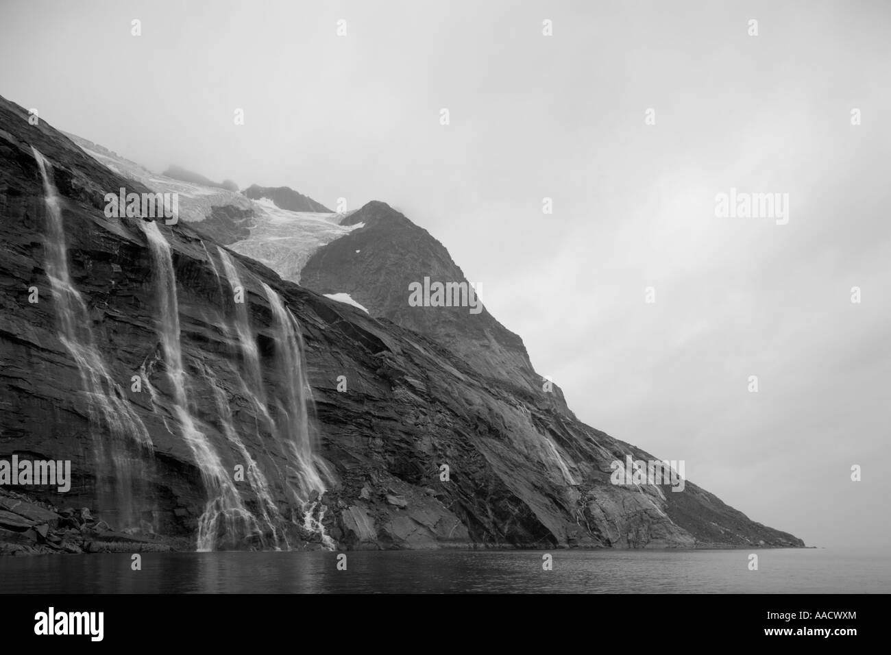 La Groenlandia Nuuk Godthåb cascata e sfuggente ghiacciaio alpino in montagna ripide scogliere lungo Nup Kangerdlua Godthåb Fjord Foto Stock