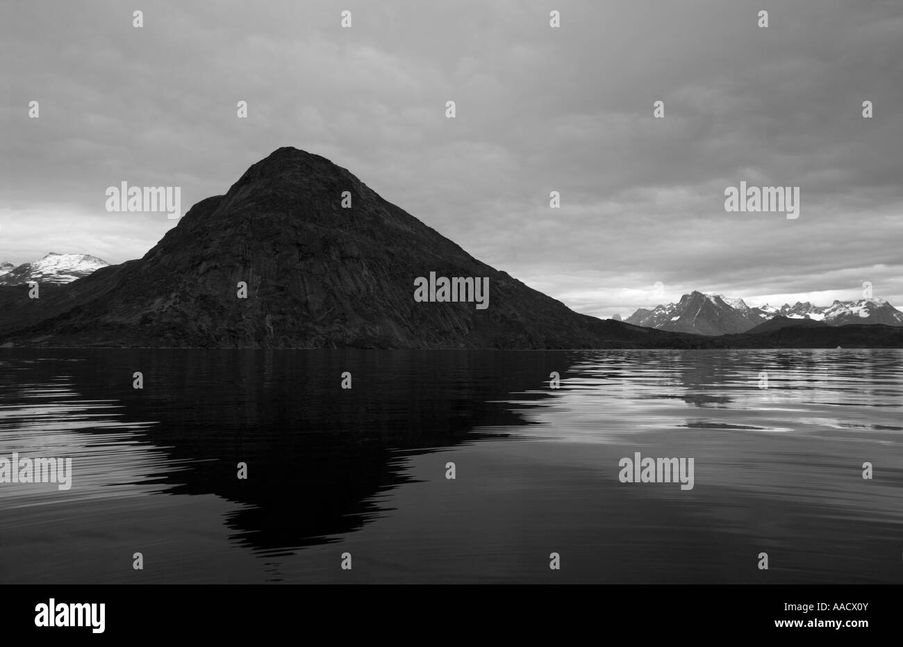 La Groenlandia Nanortalik visualizzazione bianco e nero di ripide montagne vicino alla bocca del Ketils Tasermiut Fjord Foto Stock