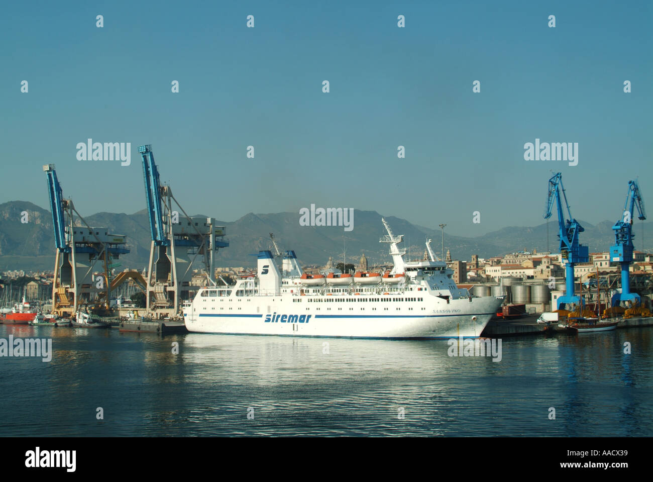 Palermo Sicilia impianti portuali e ormeggiato il traghetto Siremar Foto Stock