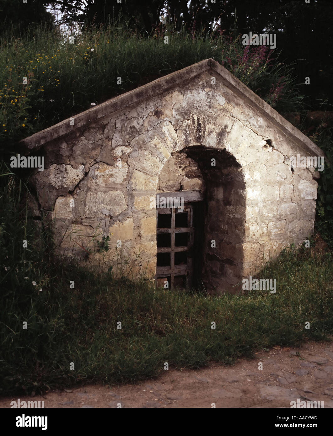 Un ingresso a una delle tante cantine sotterraneo nella regione di Tokai di Ungheria Foto Stock