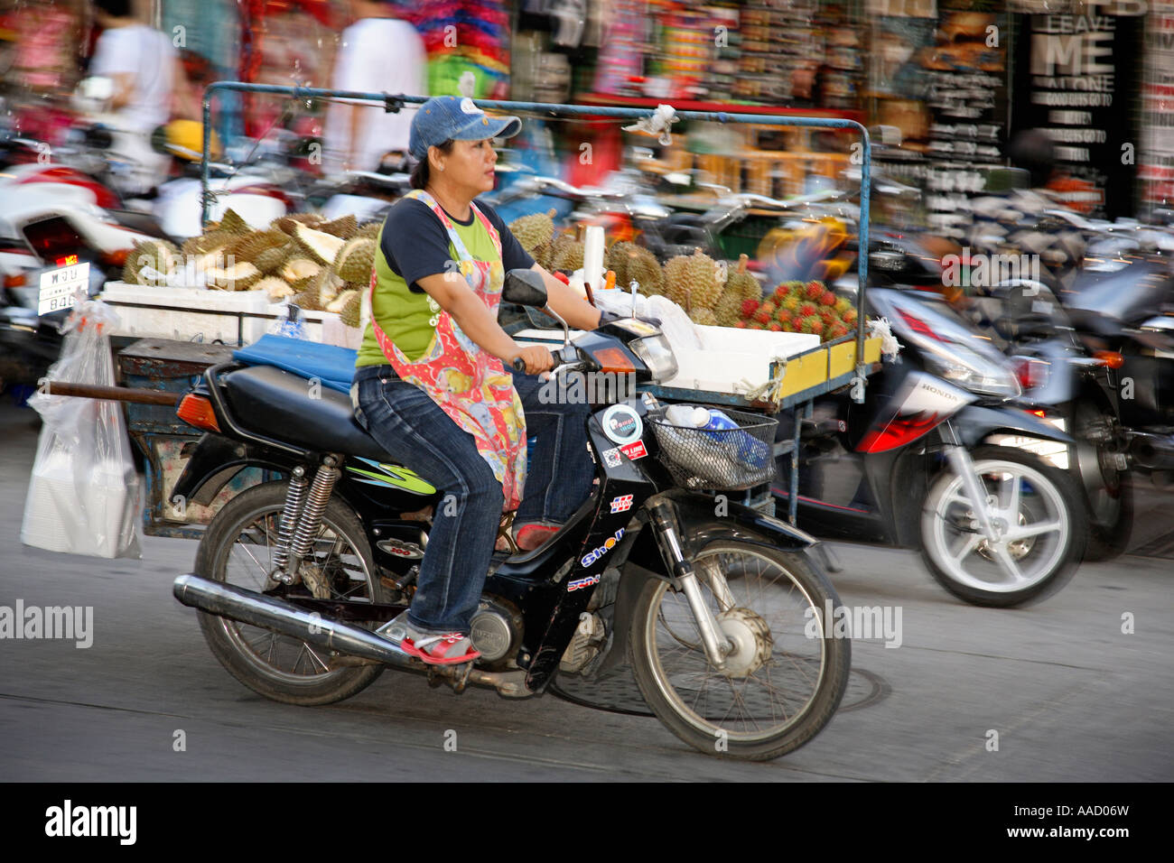 Motocicletta di stallo di frutta in Chiang Mai Thailandia Foto Stock