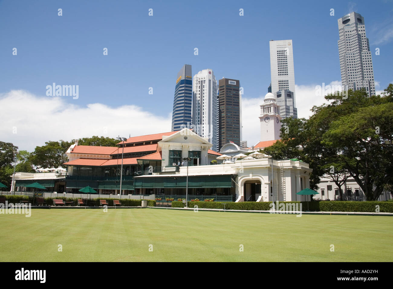 La città di Singapore ASIA può guardare attraverso il bowling green, famosa in tutto il mondo Singapore Cricket Club pavilion Foto Stock