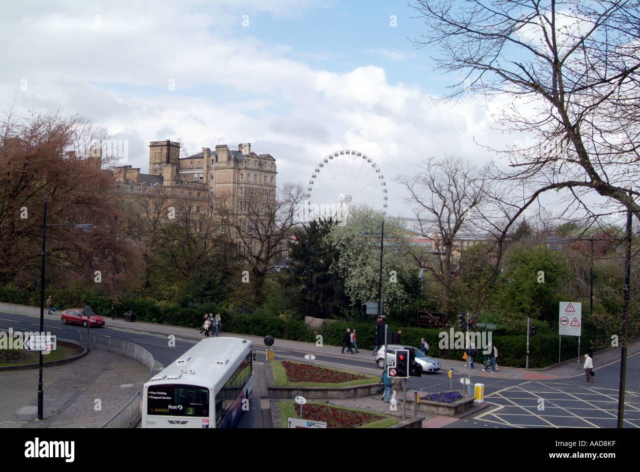 Grand Hotel Vittoriano con il Norwich Union Yorkshire Wheel in background dalla parete della città Foto Stock