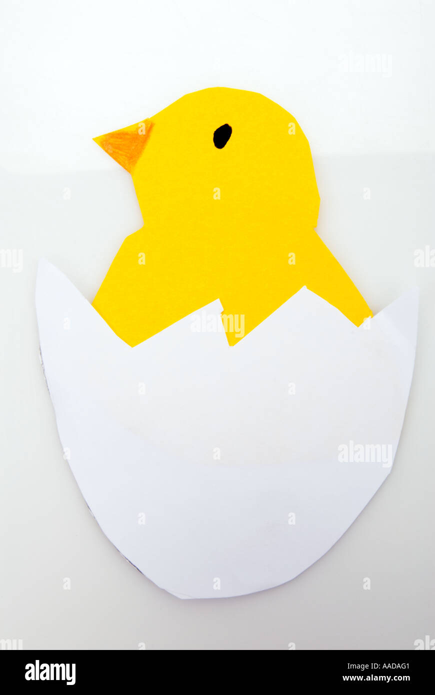 Pezzo di lavorazione artigianale della carta papermade reso bianco uovo di pasqua con giallo di Pollo Pulcino neonata EASTER card animale Foto Stock