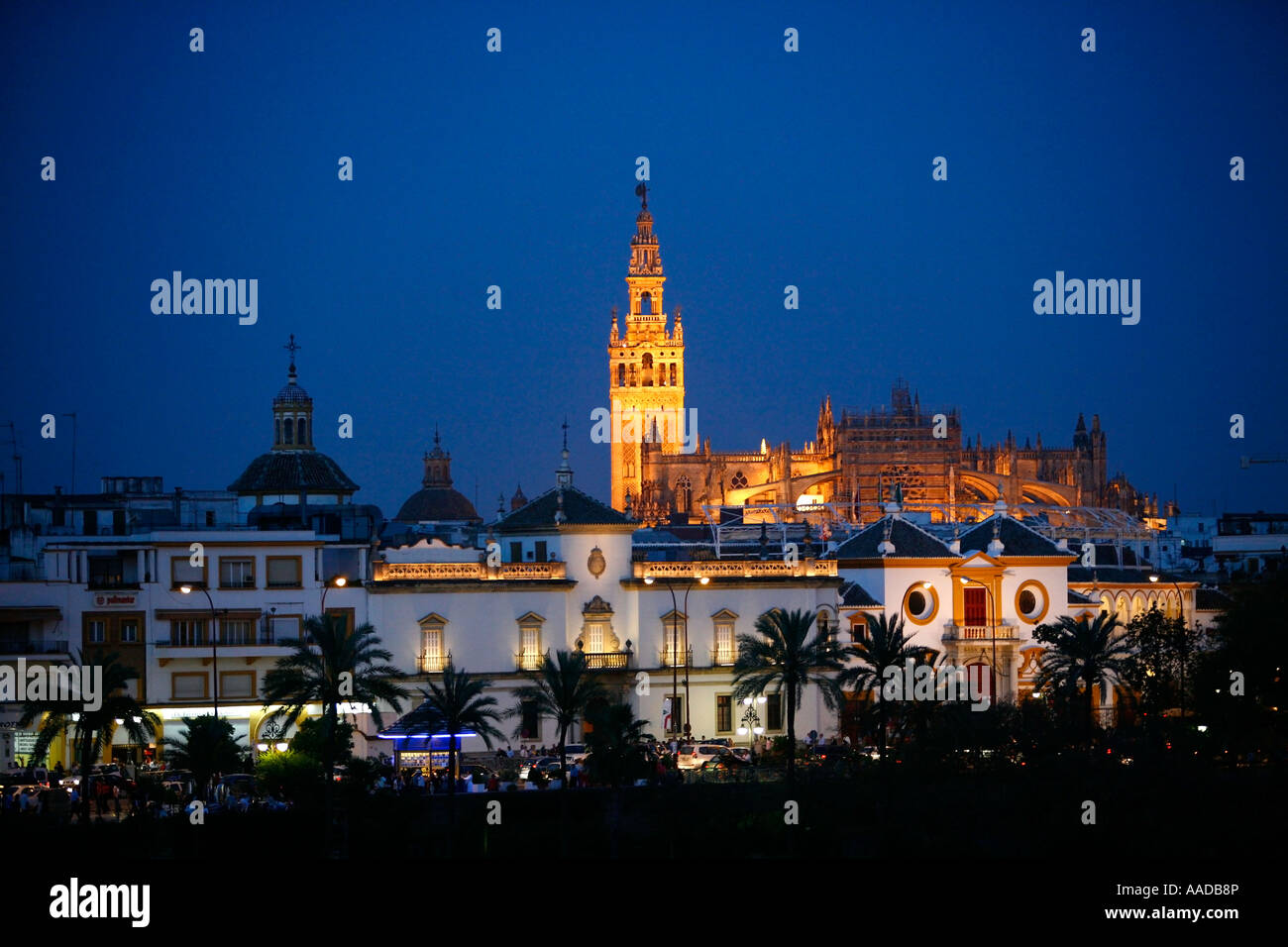 Skyline di Siviglia con una vista sulla cattedrale e la Maestranza Spagna Foto Stock