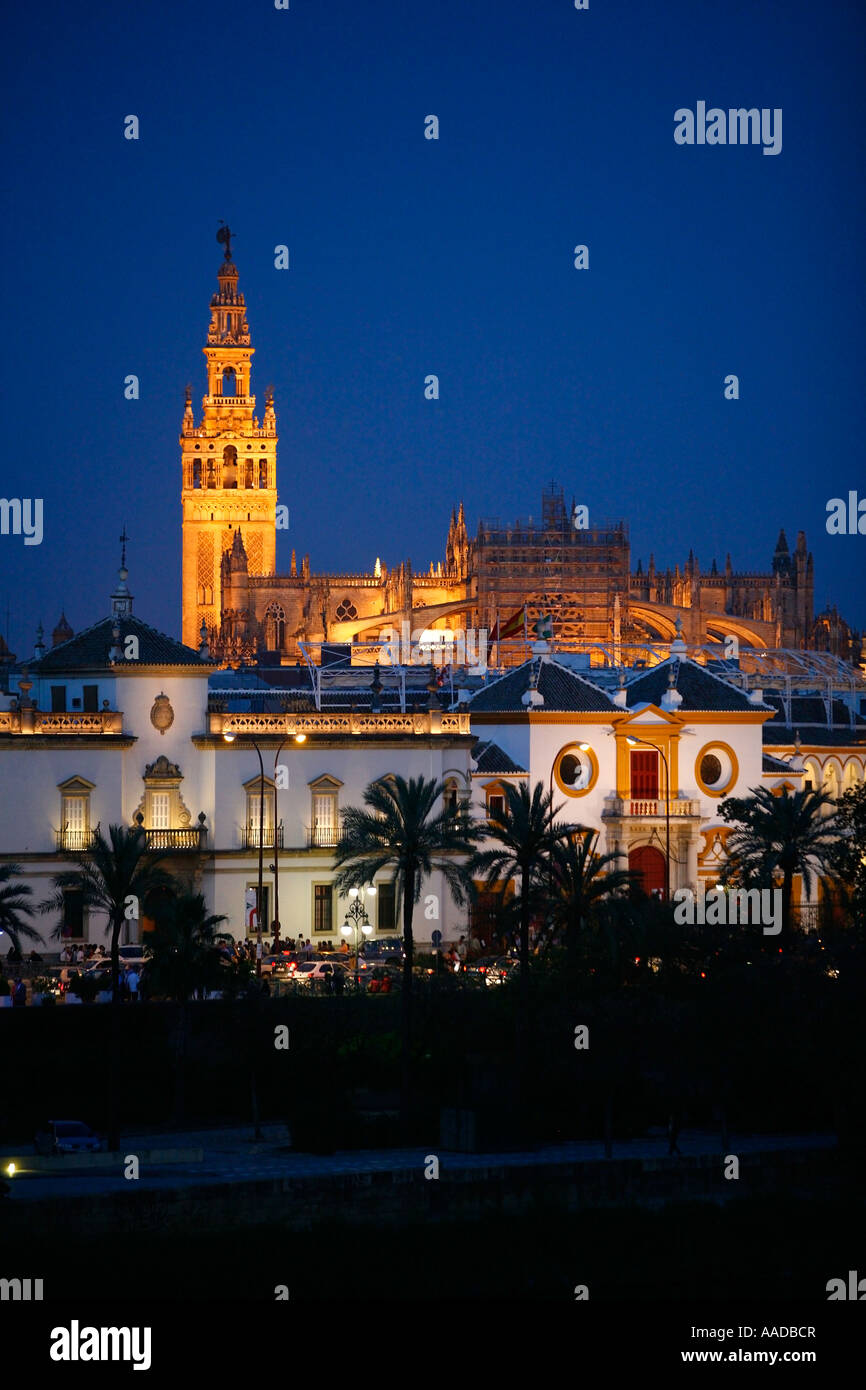 Skyline di Siviglia con una vista sulla cattedrale e la Maestranza Spagna Foto Stock