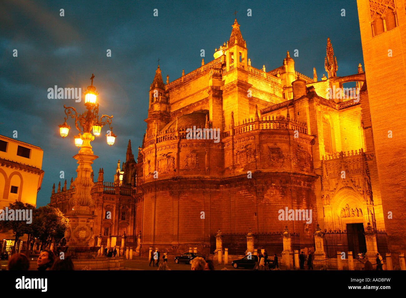 La cattedrale e la torre Giralda di notte Siviglia Spagna Foto Stock