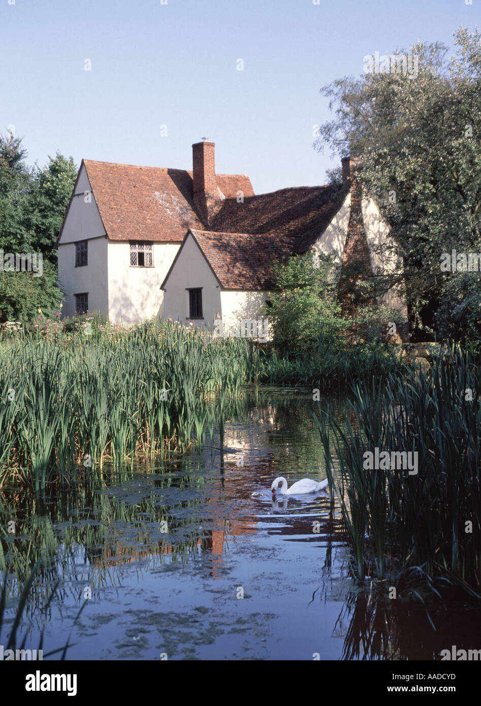 Willy Lotts Dedham Vale cottage di una vecchia casa & Swan sul fiume Stour in Flatford utilizzato in John Constable Hay Wain pittura Suffolk East Anglia England Regno Unito Foto Stock