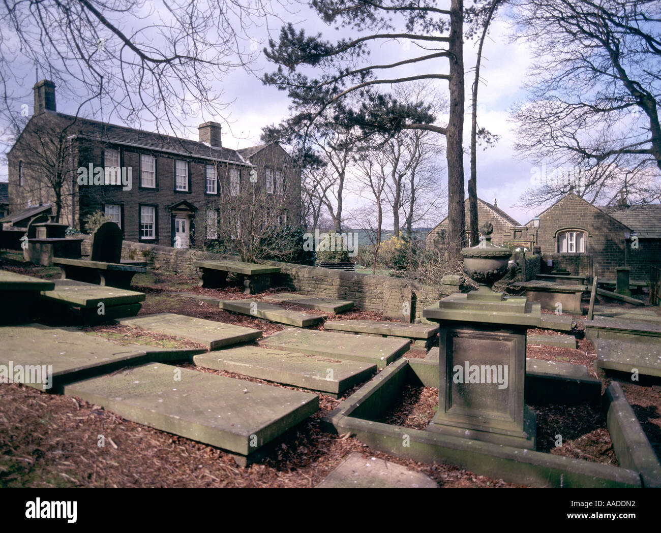 Haerworth chiesa cimitero e pietre tomba con la storica famiglia Brontë Parsonage casa & museo educativo West Yorkshire Inghilterra UK grado i elencati Foto Stock