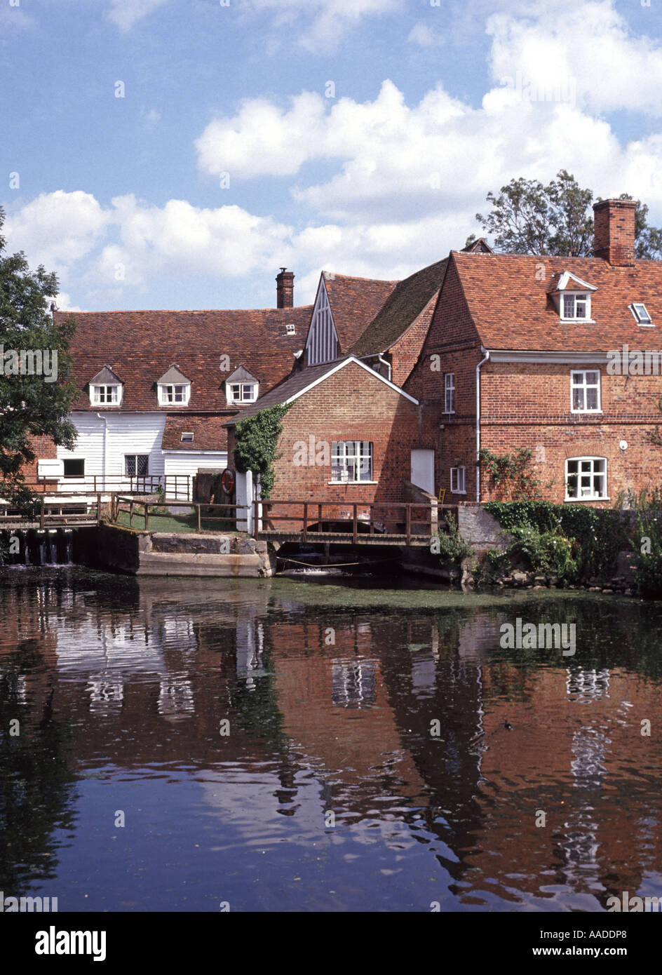 Riflessioni & Flatford Mill a elencati mulino sul fiume Stour a Flatford nella campagna di Constable a East Bergholt Suffolk East Anglia England Regno Unito Foto Stock