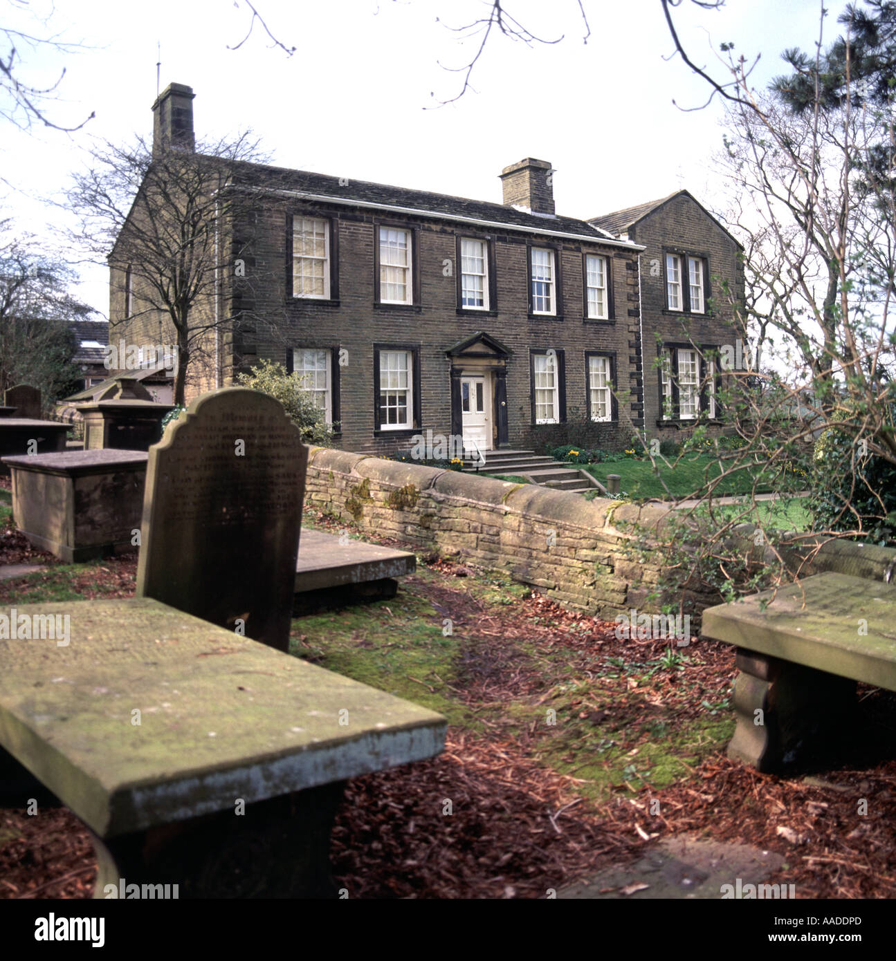 Cimitero della chiesa di Haworth e pietre tombali con la storica famiglia Brontë Parsonage casa & ora museo educativo nel West Yorkshire Inghilterra Regno Unito Foto Stock