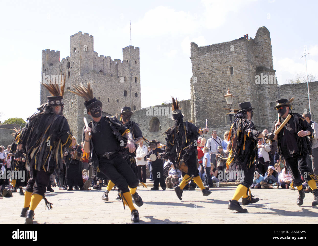 Morris uomini eseguire al di fuori di Rochester Castle durante il 2006 spazza Festival Foto Stock