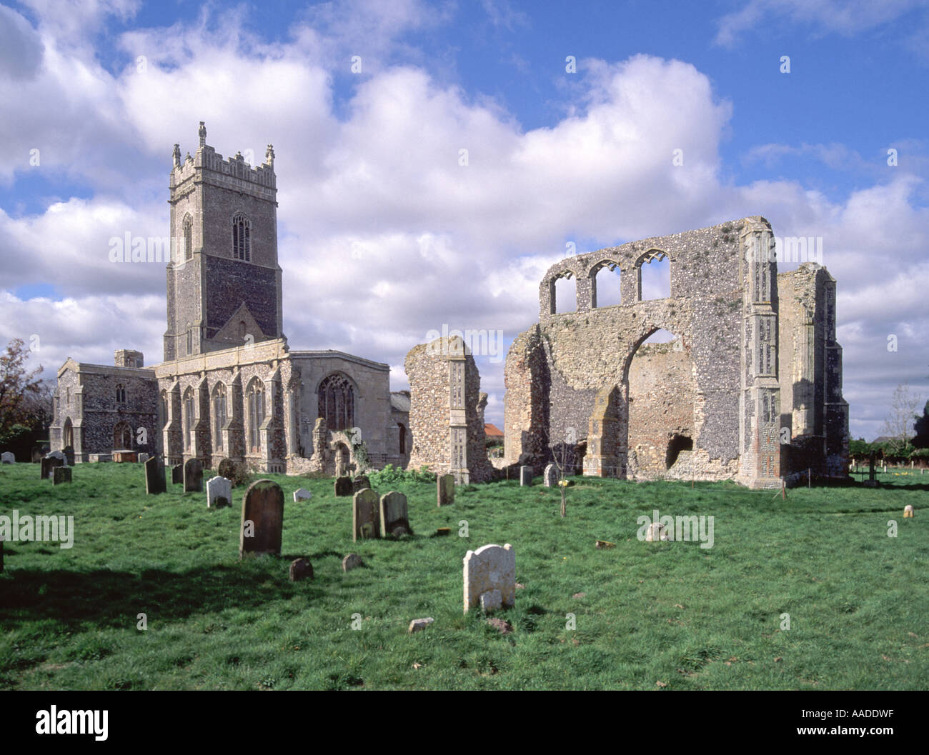 Walberswick Chiesa Parrocchiale di St Andrew e cimitero con adiacenti rovine Foto Stock