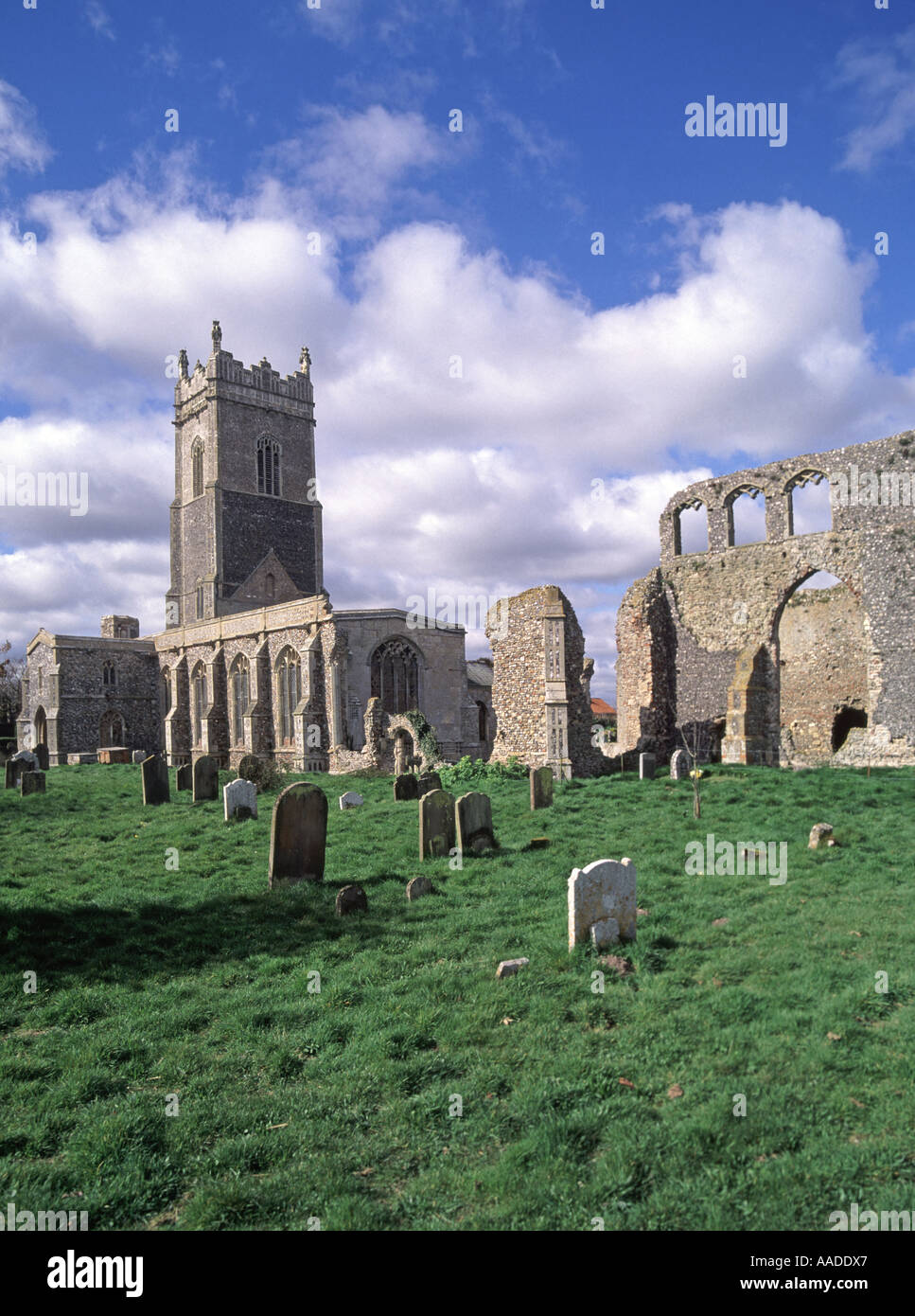 Storico Walberswick Parish Church di St Andrew edificio e cimitero con rovine adiacenti Suffolk East Anglia Inghilterra Regno Unito con spazio copia Foto Stock